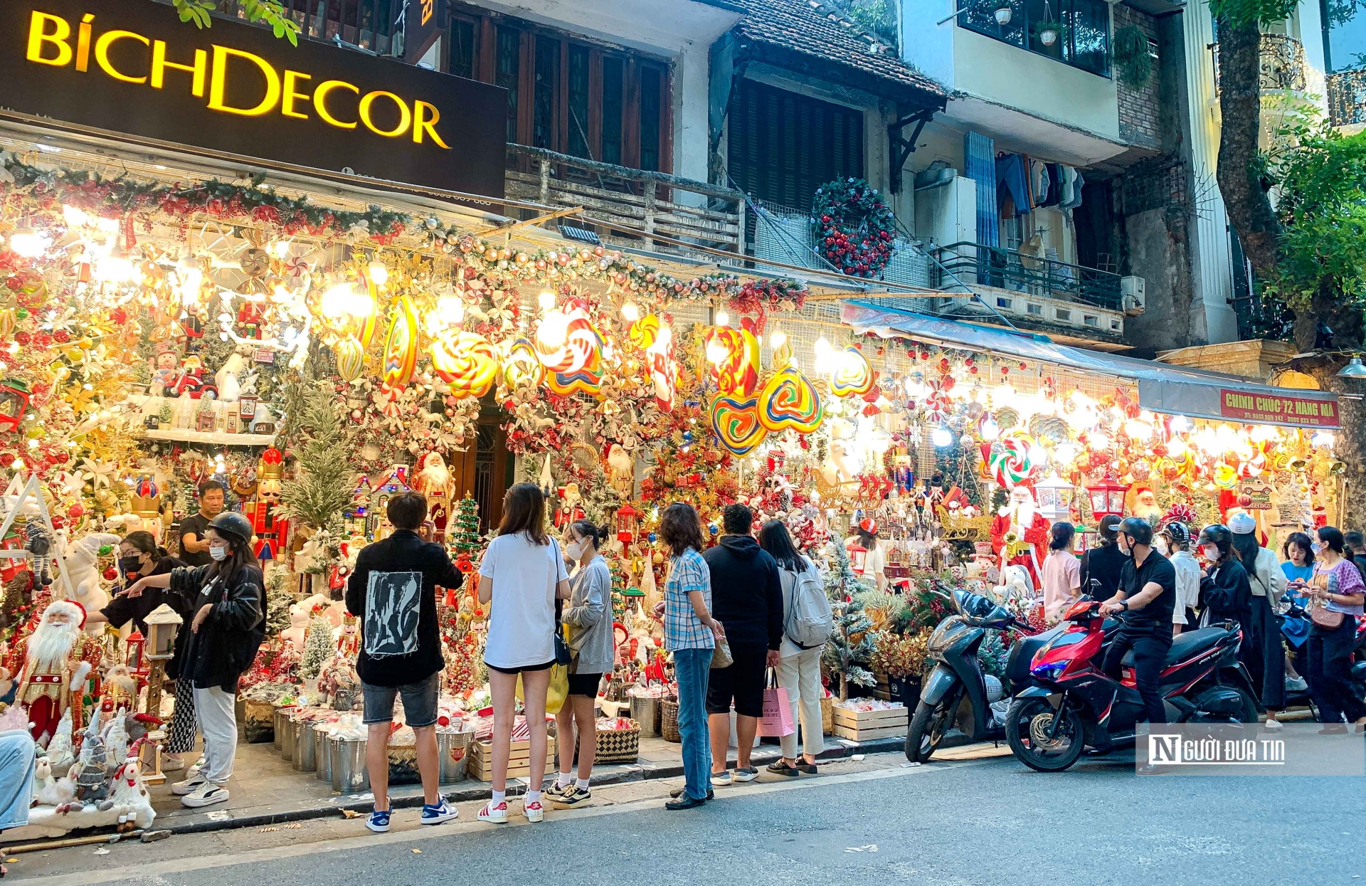 Theo dự kiến khoảng hơn 2 tuần nữa, khi cận kề Lễ Giáng Sinh, phố Hàng Mã sẽ bước vào thời điểm đông vui, nhộn nhịp nhất.