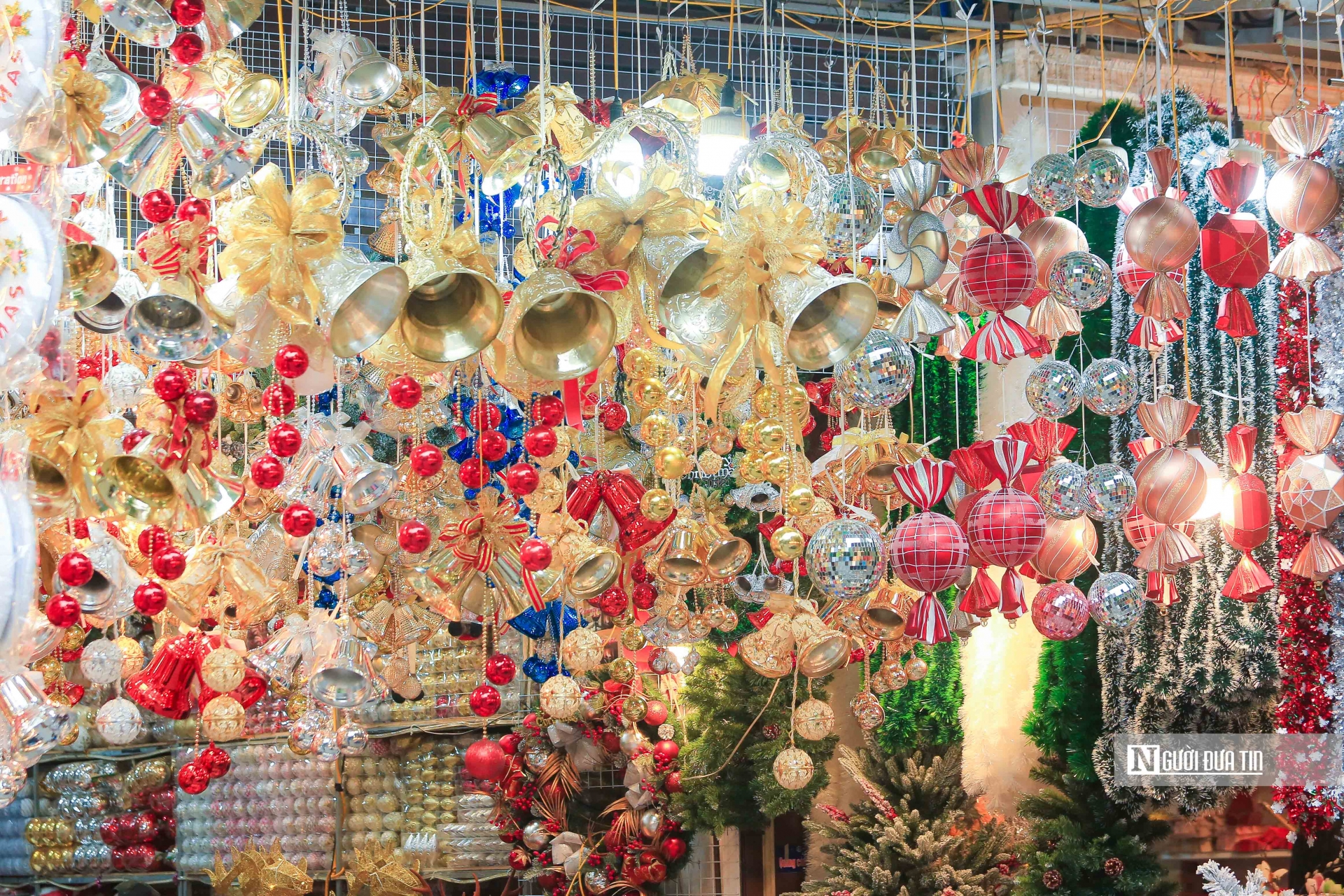 Vào thời điểm này, phố Hàng Mã đã rực sắc đỏ để chuẩn bị phục vụ dịp Giáng sinh.