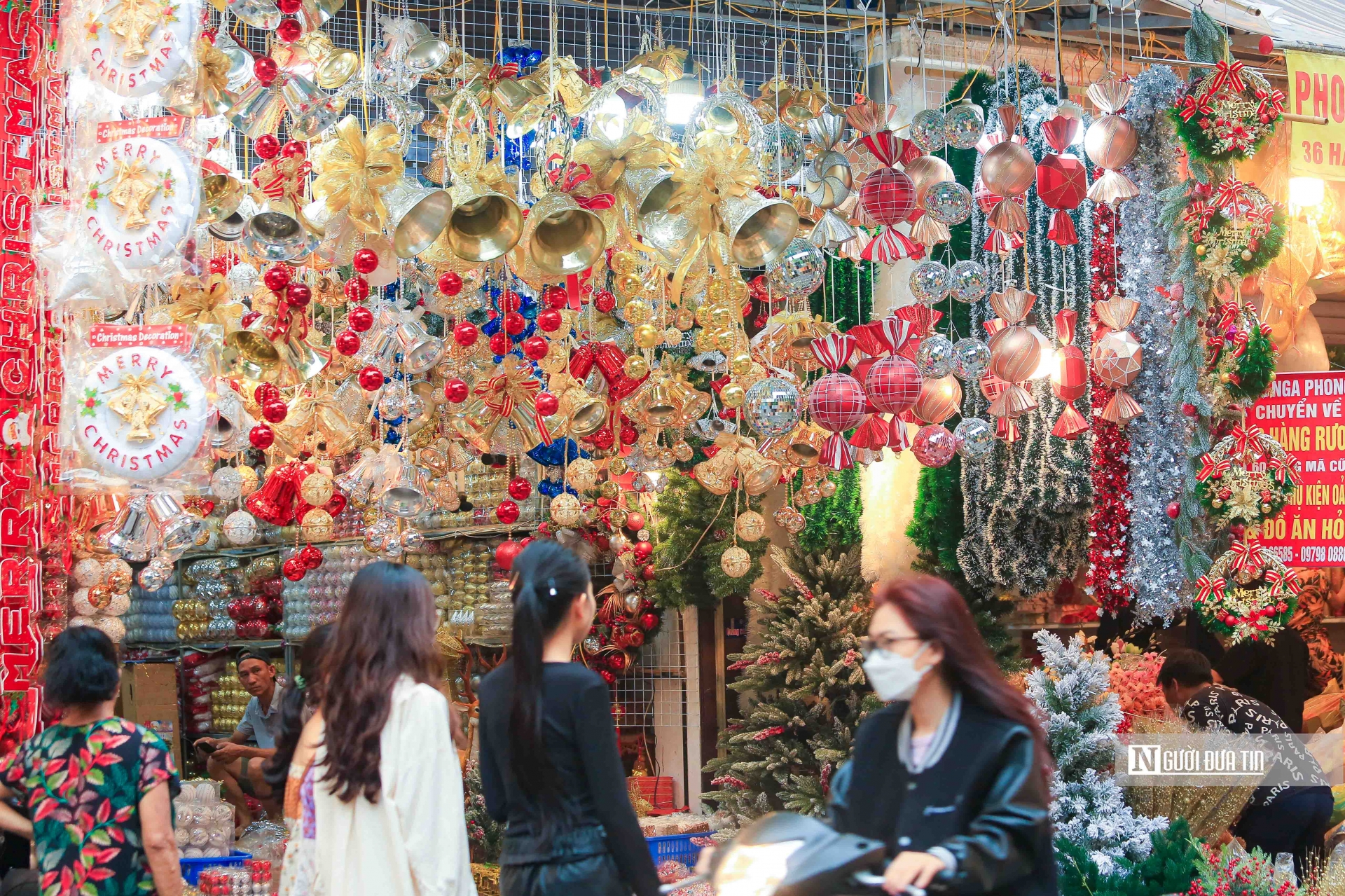 Đây cũng là thời điểm, khách hàng thường tập trung mua sắm tại các cửa hàng đại lý, có nhiều sản phẩm và đa dạng mẫu mã để trang trí.