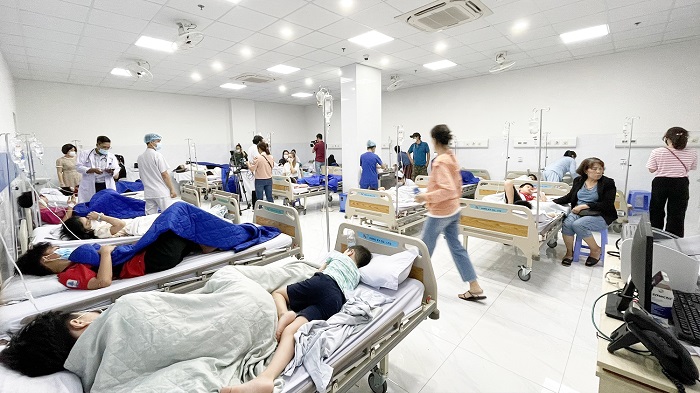 Các em học sinh nhập viện điều trị tại bệnh viện sau bữa ăn bán trú tại Trường iSchool Nha Trang. Ảnh: BV.