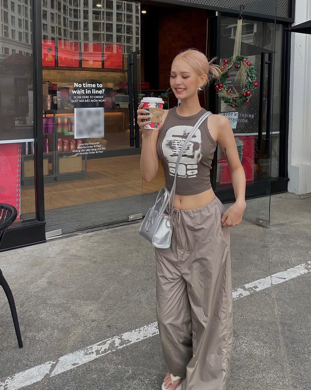 Và đây là hình ảnh cô nàng trở lại với cuộc sống thường nhật