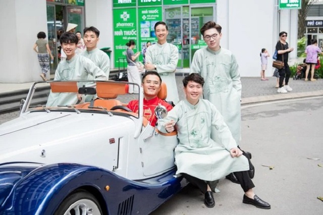 Hoa hậu Ngọc Hân được chồng kém tuổi rước dâu bằng chiếc xe nổi nhất phố Hoa hậu Ngọc Hân được chồng kém tuổi rước dâu bằng chiếc xe nổi nhất phố