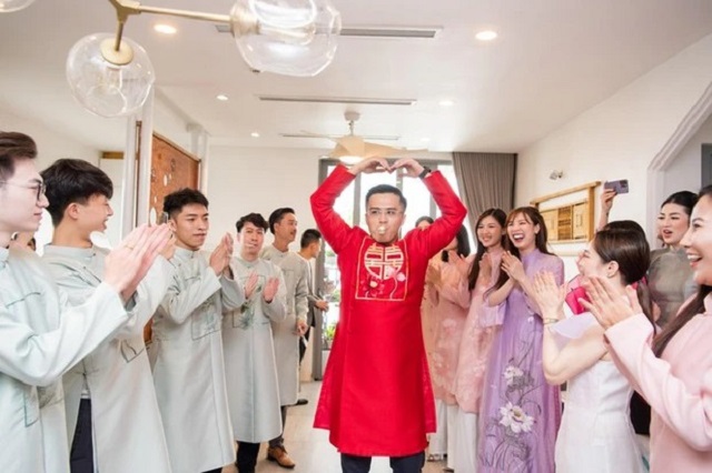 Chú rể phải trải qua thử thách mới được rước cô dâu Chú rể phải trải qua thử thách mới được rước cô dâu