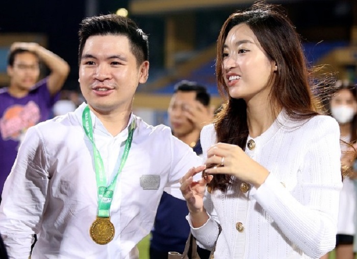Đọ sắc cùng người yêu Văn Hậu, vợ Hà Đức Chinh: Đỗ Mỹ Linh đẳng cấp hơn hẳn với bộ đồ 200 triệu Đọ sắc cùng người yêu Văn Hậu, vợ Hà Đức Chinh: Đỗ Mỹ Linh đẳng cấp hơn hẳn với bộ đồ 200 triệu