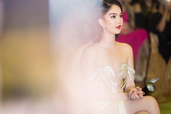 Ngọc Trinh khoe visual đỉnh cao: U40 vẫn là tường thành nhan sắc - Ảnh 4 Ngọc Trinh khoe visual đỉnh cao: U40 vẫn là tường thành nhan sắc - Ảnh 4