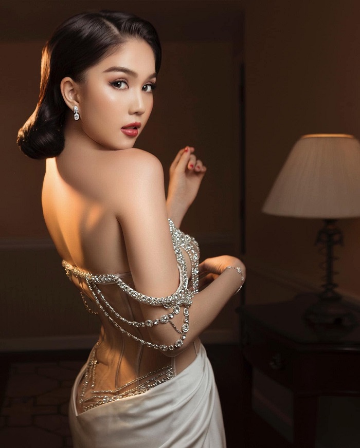 Ngọc Trinh khoe visual đỉnh cao: U40 vẫn là tường thành nhan sắc - Ảnh 5 Ngọc Trinh khoe visual đỉnh cao: U40 vẫn là tường thành nhan sắc - Ảnh 5