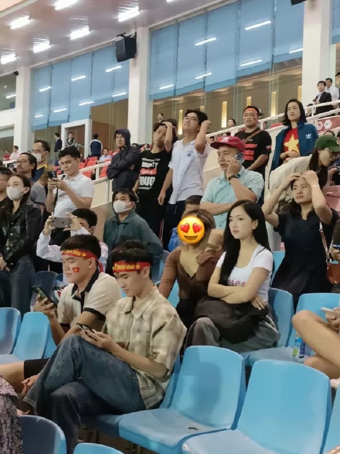 Vợ Hà Đức Chinh sáng bật khán đài khi đi cổ vũ chồng trận Việt Nam vs Dortmund - Ảnh 1 Vợ Hà Đức Chinh sáng bật khán đài khi đi cổ vũ chồng trận Việt Nam vs Dortmund - Ảnh 1