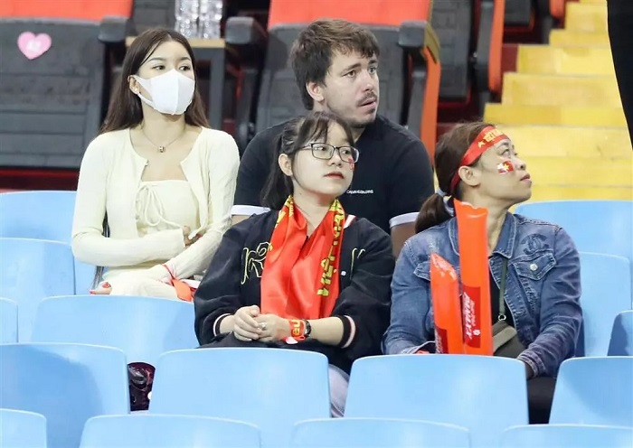 Người đẹp xuất hiện kín đáo trong trận đấu giữa Việt Nam và Dortmund Người đẹp xuất hiện kín đáo trong trận đấu giữa Việt Nam và Dortmund