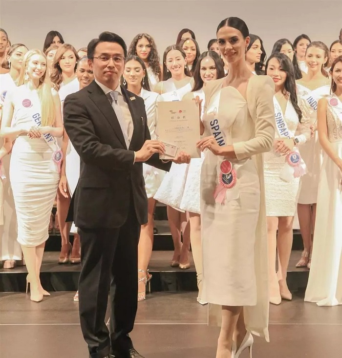 Lần đầu tiên đại diện Việt Nam trượt giải mà fan 'mở tiệc ăn mừng', chiến thắng thuộc về người đẹp Tây Ban Nha - Julianna Ro Lần đầu tiên đại diện Việt Nam trượt giải mà fan 'mở tiệc ăn mừng', chiến thắng thuộc về người đẹp Tây Ban Nha - Julianna Ro
