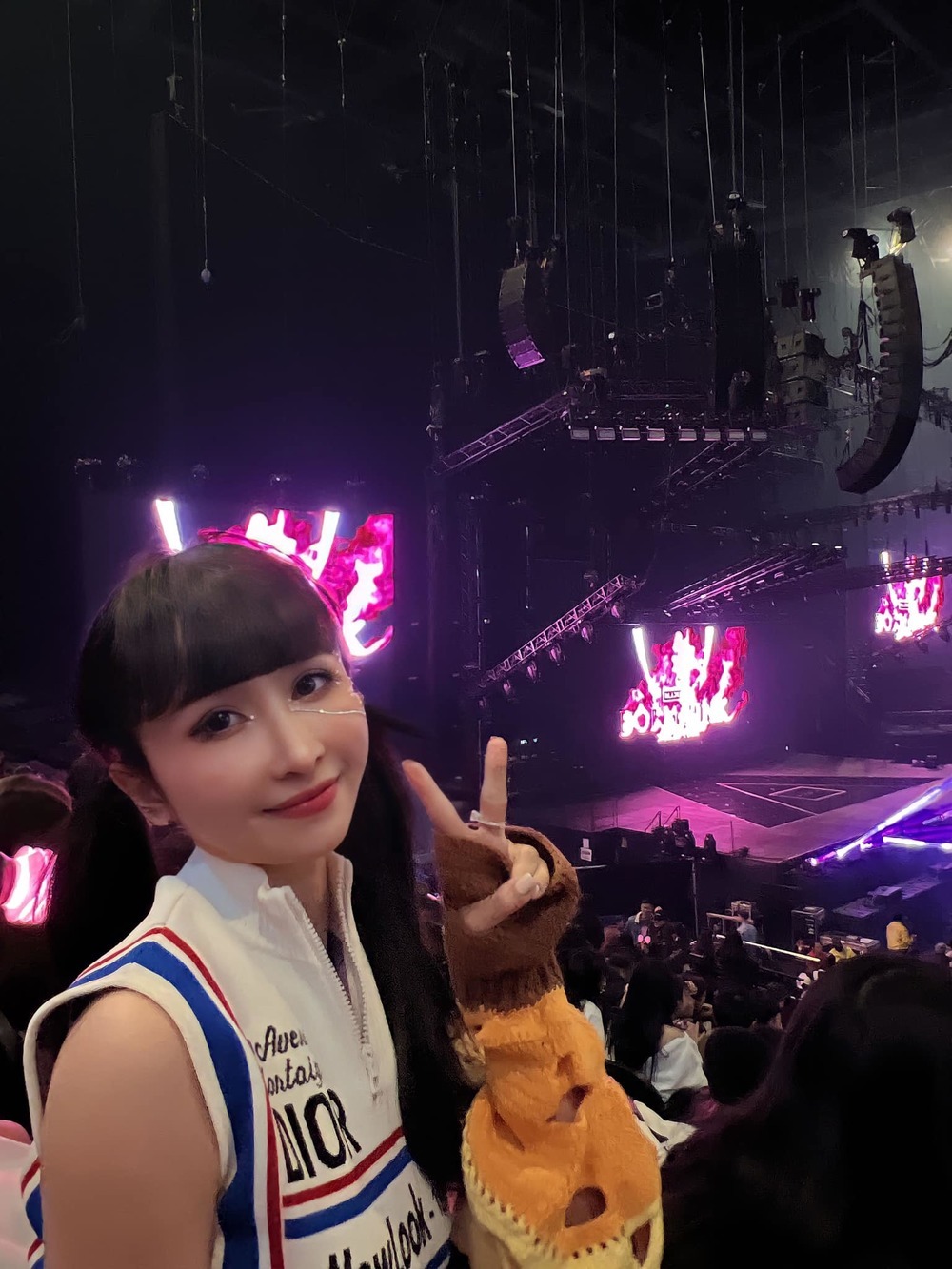 Chiều vợ như đại gia Minh Nhựa, bỏ tiền 'khủng' đưa bà xã sang tận London đu idol Chiều vợ như đại gia Minh Nhựa, bỏ tiền 'khủng' đưa bà xã sang tận London đu idol