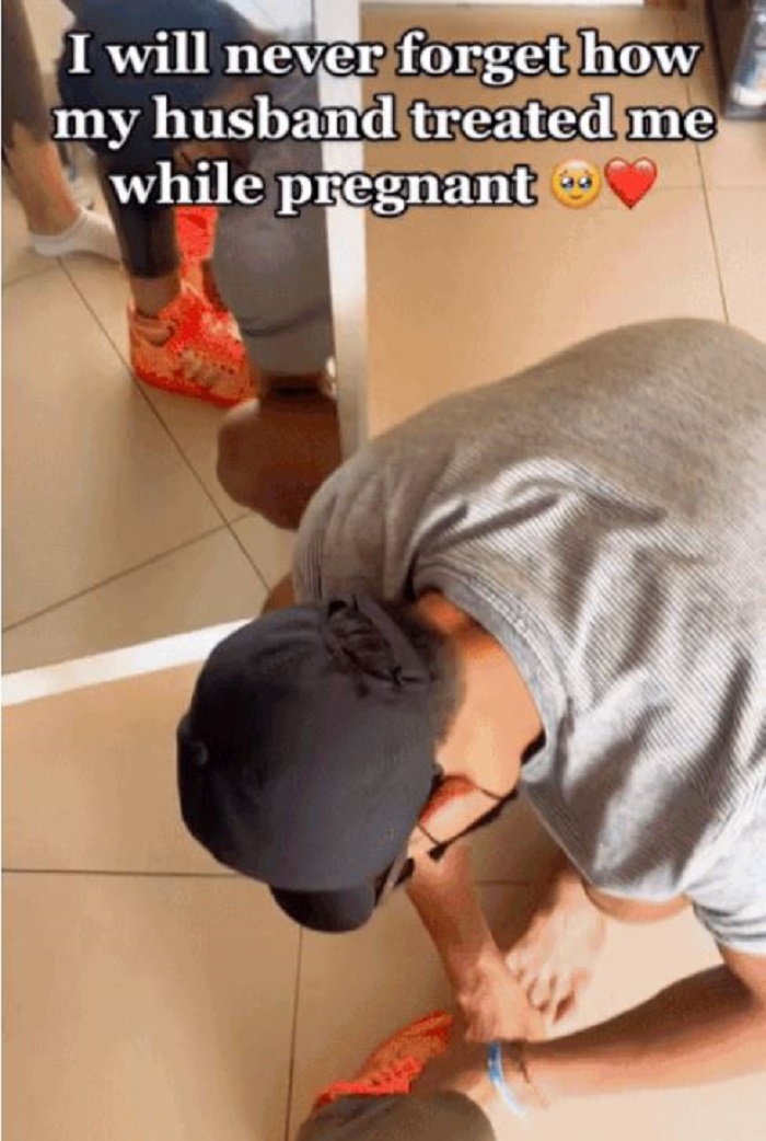 Phụ vợ đeo giày Phụ vợ đeo giày