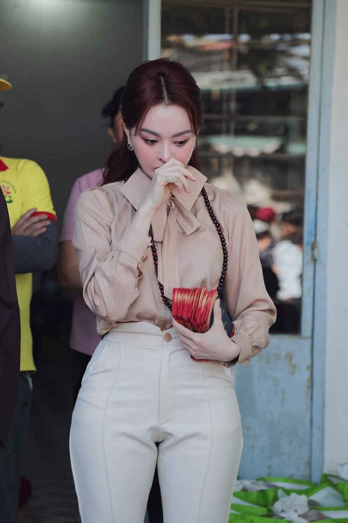 Cô không kìm được nước mắt khi gặp những mảnh đời bất hạnh Cô không kìm được nước mắt khi gặp những mảnh đời bất hạnh