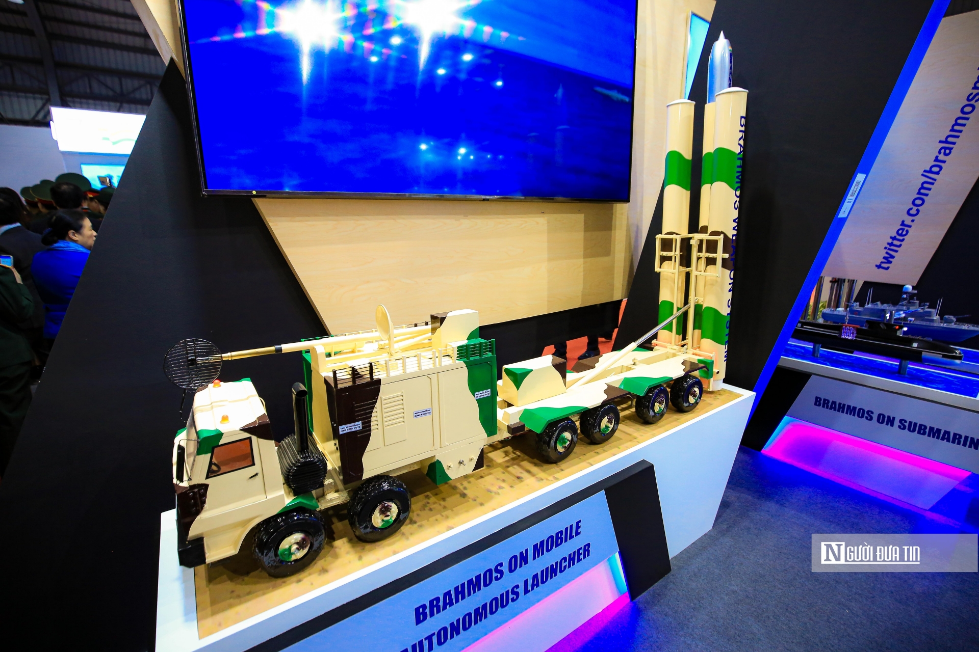 Theo đó, các doanh nghiệp quốc phòng trong nước và quốc tế đã mang đến triển lãm trưng bày, giới thiệu các phương tiện chiến đấu, giải pháp công nghệ, vũ khí, trang bị sử dụng cho lực lượng Hải quân, Lục quân, Phòng không - Không quân, tác chiến không gian mạng và các trang thiết bị hậu cần, kỹ thuật.