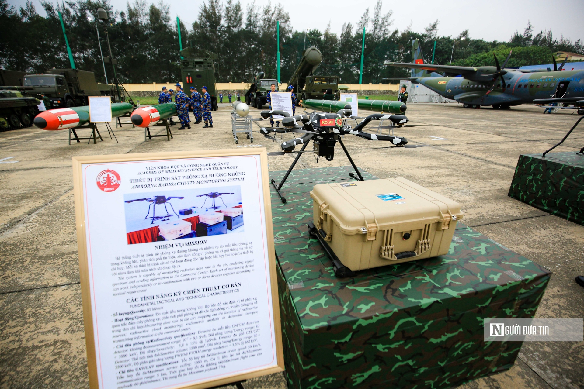 Theo ghi nhận của Người Đưa Tin, tại khu vực ngoài trời, ban tổ chức đã trưng bày một số vũ khí trang bị của Quân đội nhân dân Việt Nam (không dùng cho mục đích thương mại và chuyển giao công nghệ).