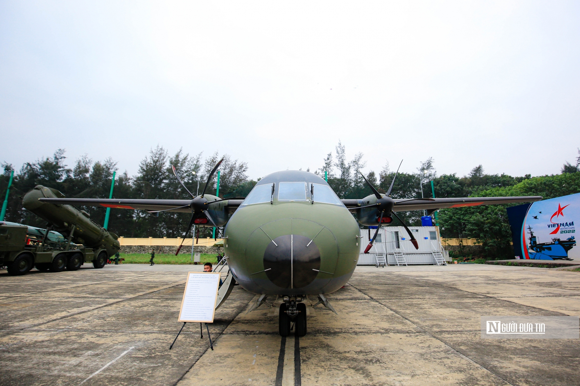 Chiếc máy bay EADS CASA C-295 của Lữ đoàn Không quân 918 thuộc Quân chủng Phòng không - Không quân được đưa đến khu trưng bày ngoài trời.