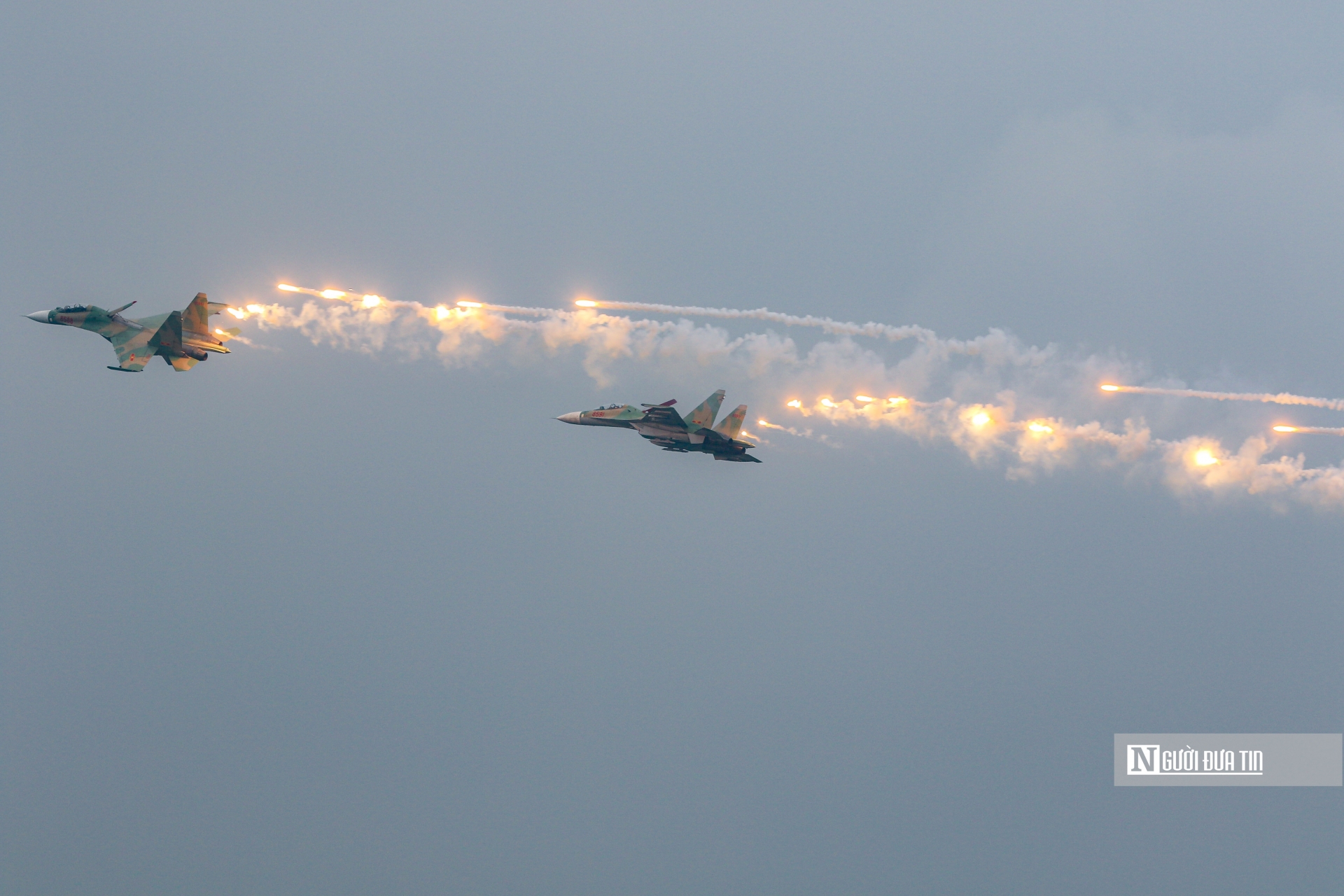 Cặp tiêm kích vừa nhả đạn mồi bẫy nhiệt vừa tách sang 2 bên.