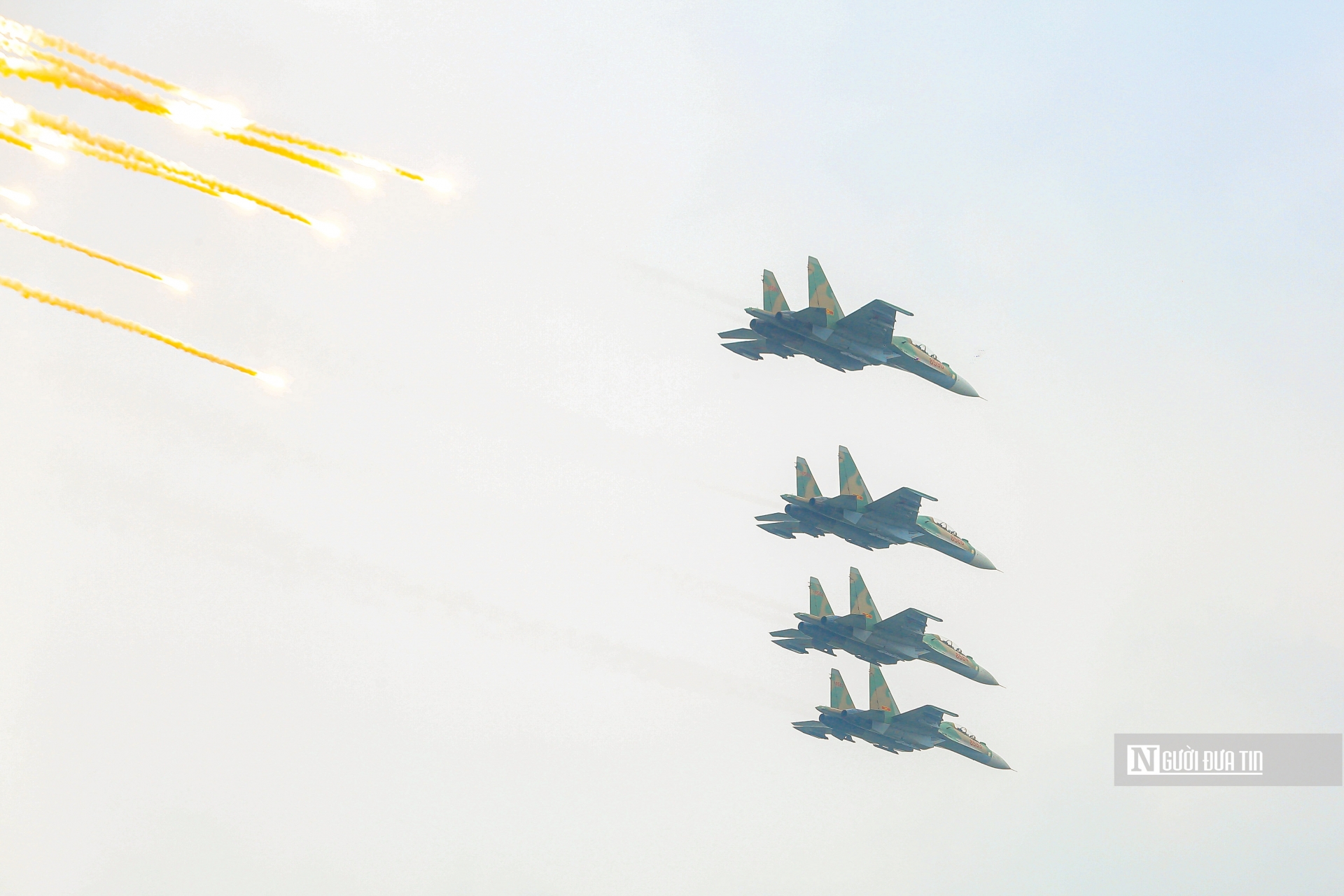 Để hoàn thành nhiệm vụ bay trình diễn mở màn cho hoạt động Triển lãm Quốc phòng Quốc tế Việt Nam 2022, trước đó nhiều tháng các phi công của Trung đoàn không quân 916, 927 và 923 đã phải tiến hành công tác chuẩn bị, từ trang bị vũ khí khí tài, hậu cần, dẫn đường, cho đến huấn luyện phi công.