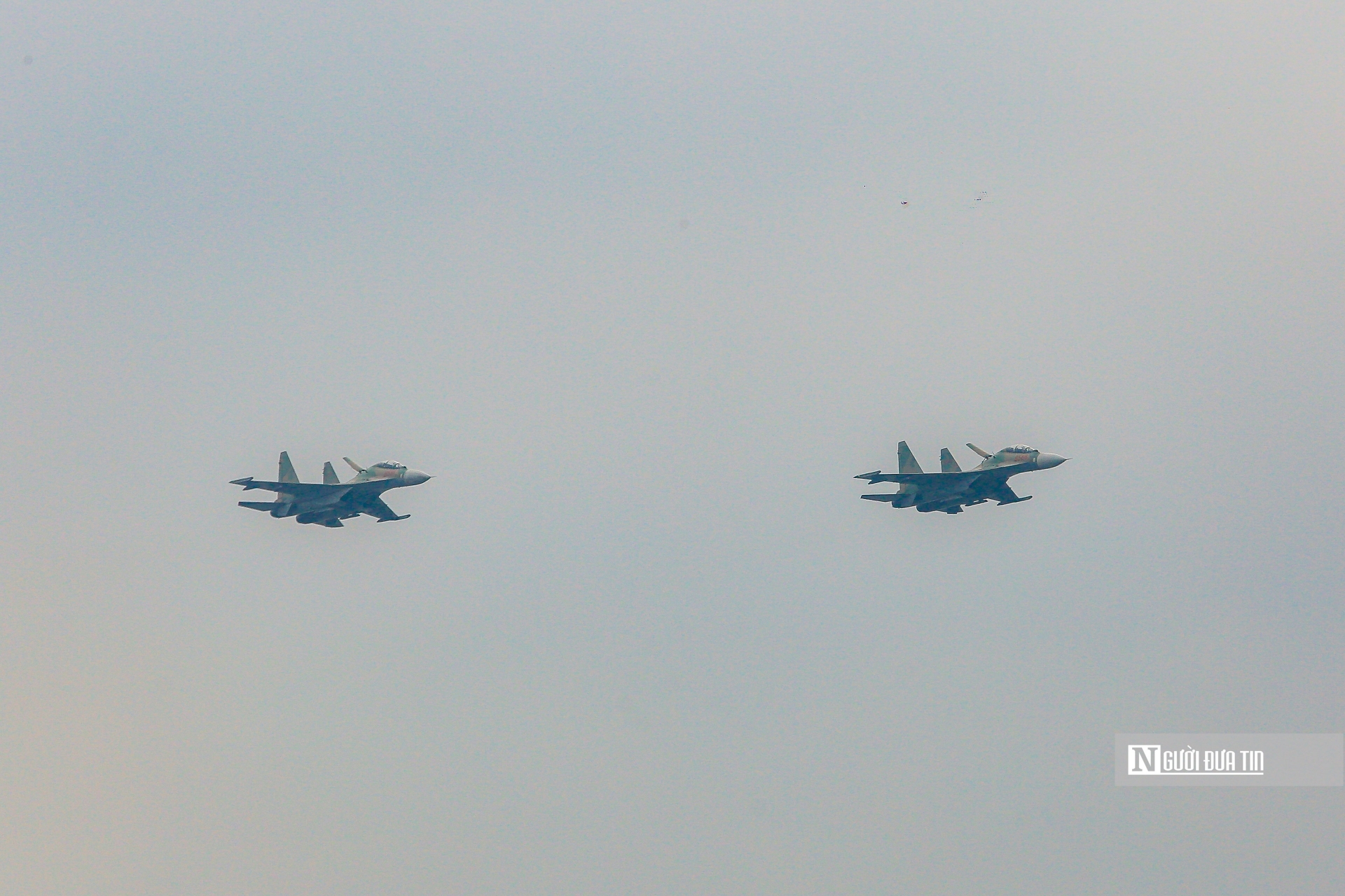 Màn trình diễn của phi đội Su-30MK2 (8 chiếc) và trực thăng dòng Mi (6 chiếc) tại khu vực khán đài lễ khạc mạc tại sân golf Long Biên đã kết thúc buổi Lễ khai mạc Triển lãm Quốc phòng quốc tế 2022.