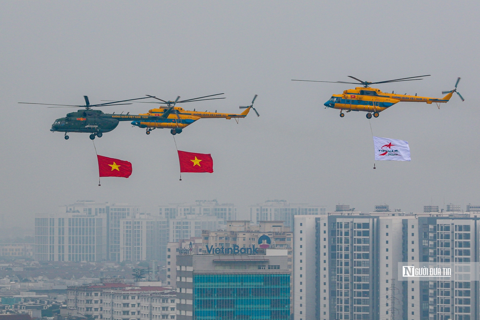 9h đội trực thăng Mi-17 kéo quốc kỳ Việt Nam đã tiến vào lễ đài bắt đầu buổi trình diễn.