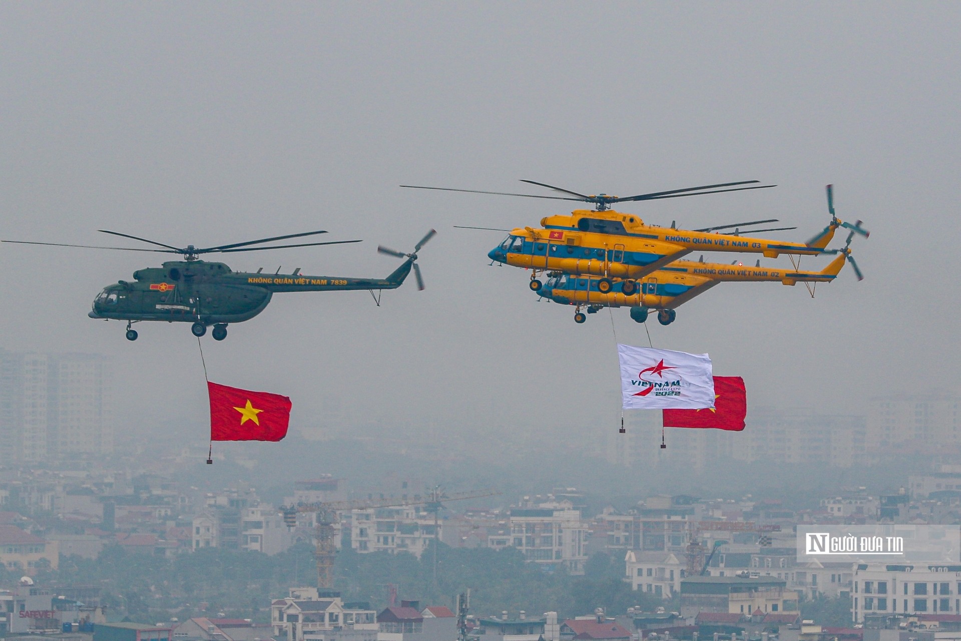 Đây là đội bay khai mạc triển lãm gồm 6 trực thăng họ Mi, mỗi trực thăng mang theo cờ Tổ quốc và cờ triển lãm. Mỗi lá cờ diện tích 20m2, với kích thước 5,4m x 3,6m.