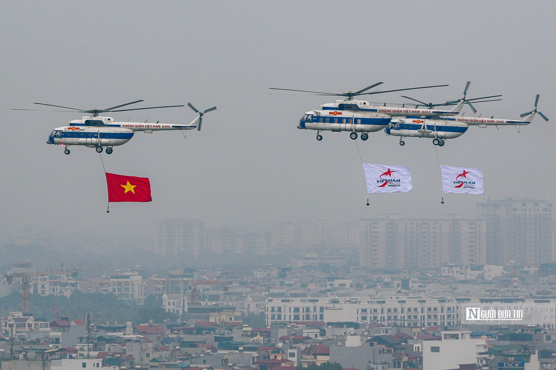 Biên đội này gồm các trực thăng gồm Mi 171, 172 và Mi 17 treo dưới bụng 1 quả nặng có trọng lượng lên tới 125kg. Quả nặng này nối với 1 sợi dây cáp dài 8 m treo lá cờ phía dưới bụng máy bay, giúp cho lá cờ có thể tung bay cân đối khi trực thăng tiến về phía trước.