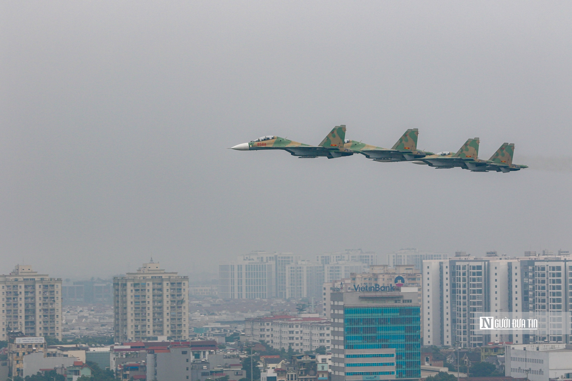 Bay ngay sau biên đội trực thăng Mi là tốp đầu tiên của biên đội tiêm kích Su-30MK2 (4 chiếc) thuộc Trung đoàn không quân 927 và Trung đoàn không quân 923.