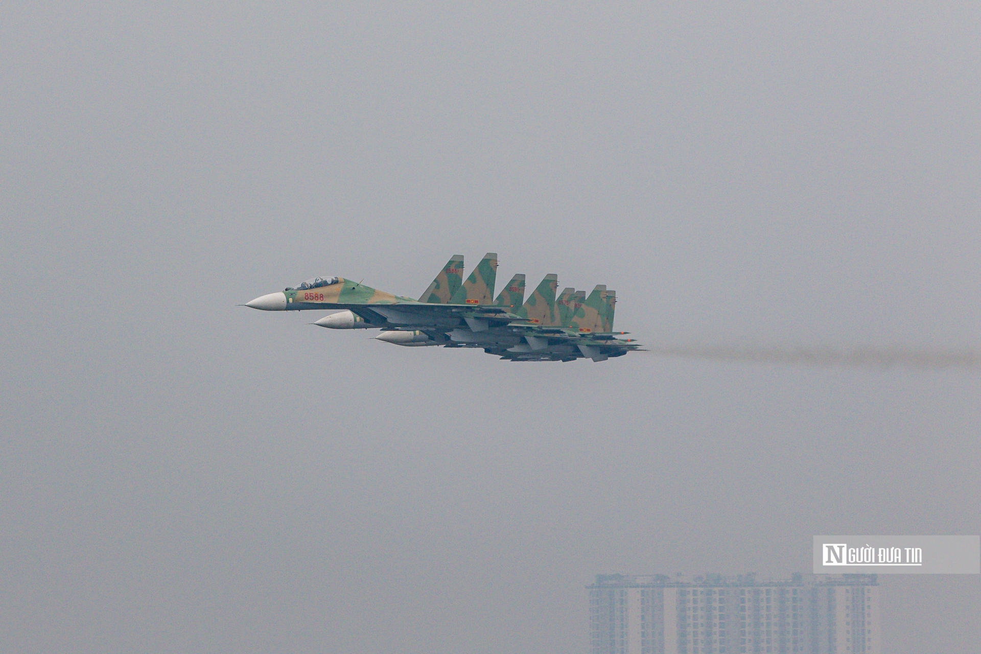 Biên đội Su-30MK2 được mệnh danh là 'hổ mang chúa' bay biểu diễn chào mừng.