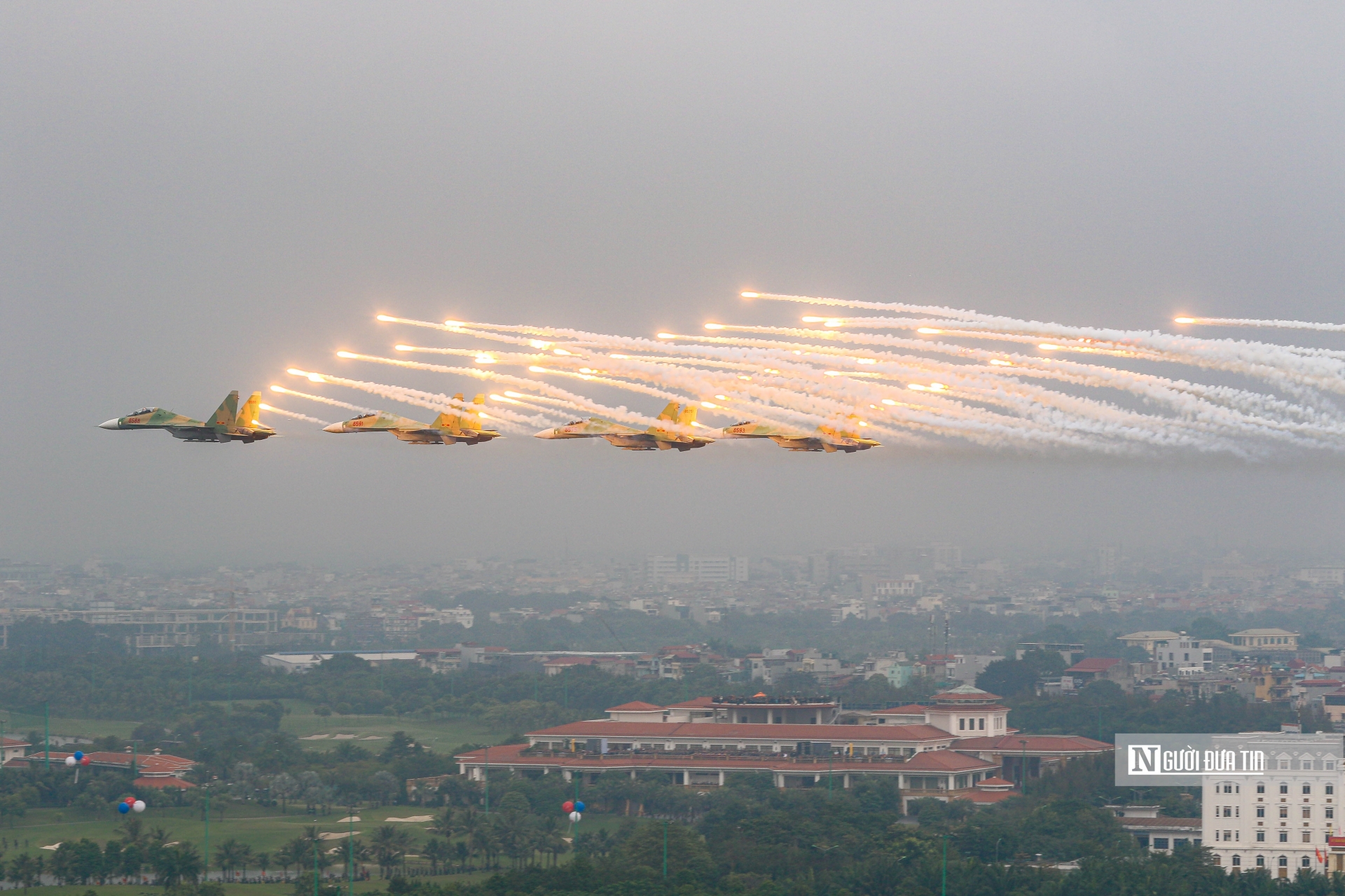 Các tiêm kích Su-30MK2 trình diễn nhả đạn bẫy mồi nhiệt.