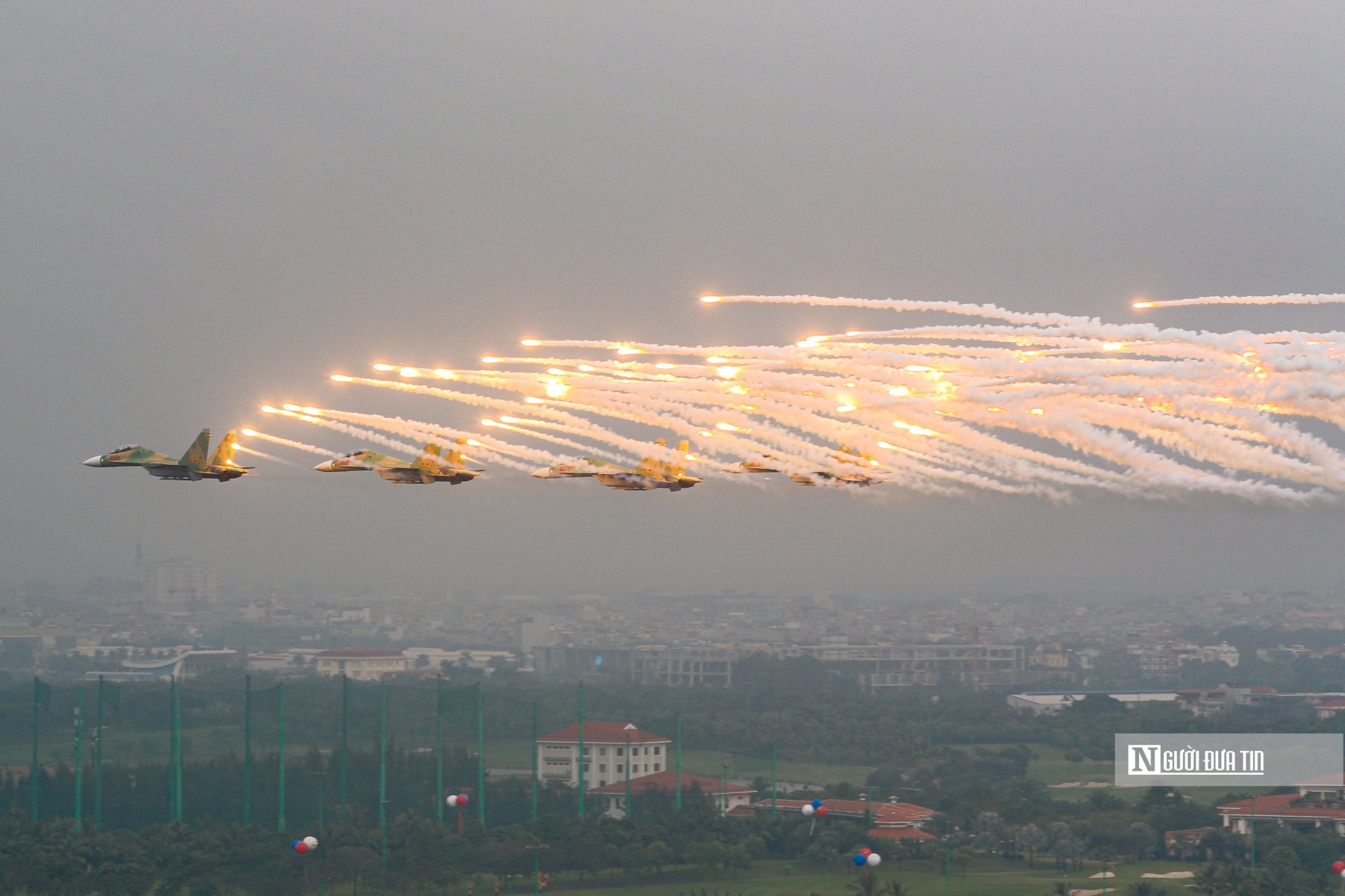 Đạn mồi bẫy nhiệt được Su-30MK2 nhả là loại đạn trang bị trên hầu hết chiến đấu cơ phản lực hiện đại để chống lại các tên lửa phòng không của đối phương.