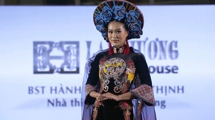 Nàng hậu làm vedette ở 2 show diễn liên tiếp Nàng hậu làm vedette ở 2 show diễn liên tiếp