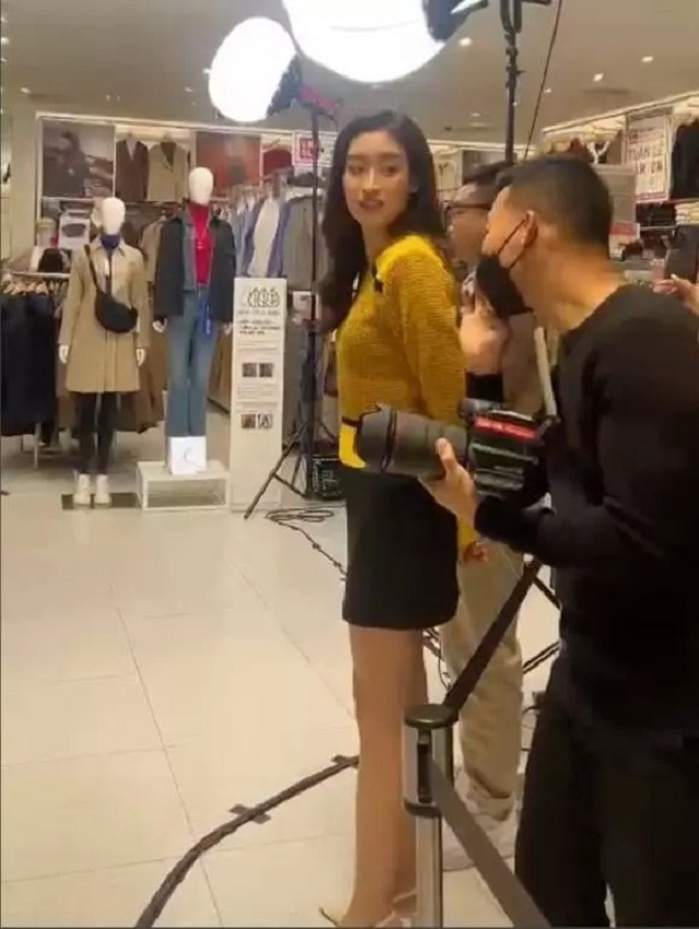 Ở góc này, vòng hai của nàng hậu lại không bị lộ quá nhiều