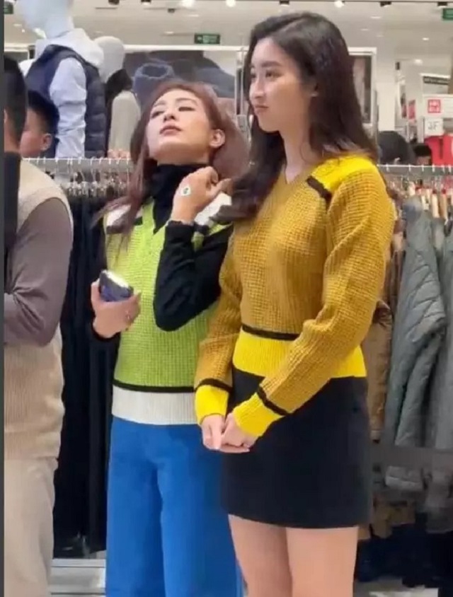 Nàng hậu diện áo len kết hợp với chân váy khoe chân dài miên man