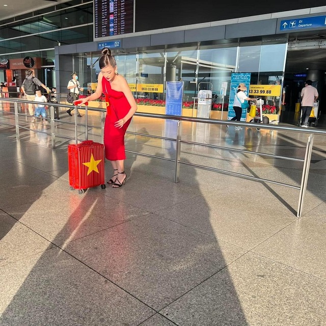 Trần Thanh Tâm bị bắt gặp cô đơn lẻ bóng tại sân bay đi thi Miss Fabulous - Ảnh 1 Trần Thanh Tâm bị bắt gặp cô đơn lẻ bóng tại sân bay đi thi Miss Fabulous - Ảnh 1