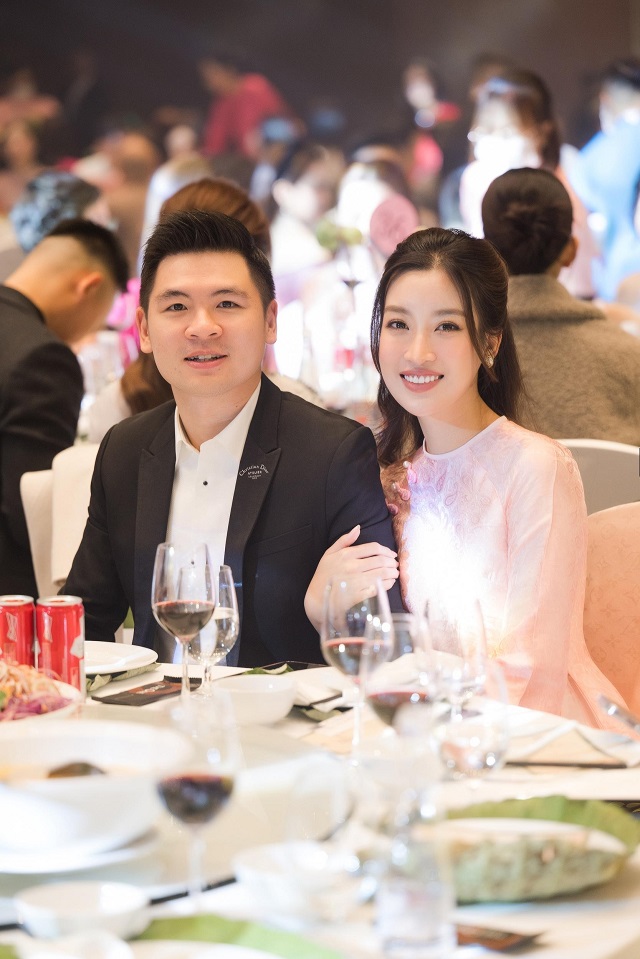 Nàng hậu khép nép bên chồng, gương mặt ánh lên niềm hạnh phúc Nàng hậu khép nép bên chồng, gương mặt ánh lên niềm hạnh phúc