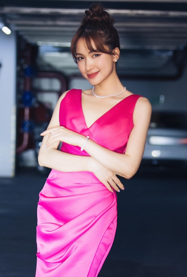 Hòa Minzy có hành động nhặt được của rơi tạm thời dùng thử khiến fan hú hét ầm ầm - Ảnh 3 Hòa Minzy có hành động nhặt được của rơi tạm thời dùng thử khiến fan hú hét ầm ầm - Ảnh 3