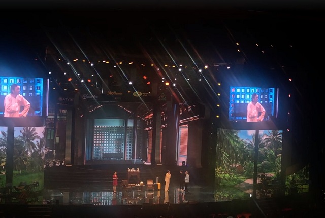 Hoài Linh vào vai hàng xóm nhiều chuyện sau 2 năm vắng bóng sân khấu Hà Nội