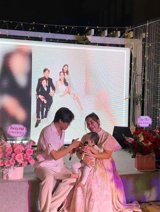 Hình ảnh gia đình đông đủ, hạnh phúc