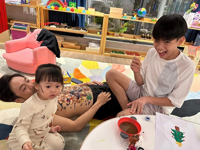 Cường đô la ra ngoài làm sếp lớn, về nhà thành trò tiêu khiển cho các con - Ảnh 2 Cường đô la ra ngoài làm sếp lớn, về nhà thành trò tiêu khiển cho các con - Ảnh 2