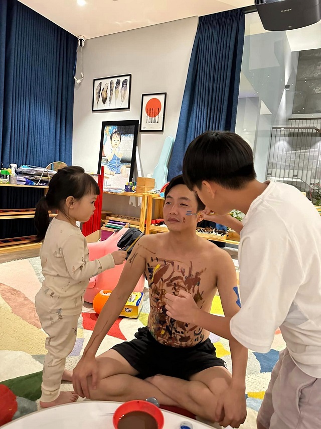 Cường đô la chuẩn ông bố quốc dân, cưng chiều con hết mực Cường đô la chuẩn ông bố quốc dân, cưng chiều con hết mực