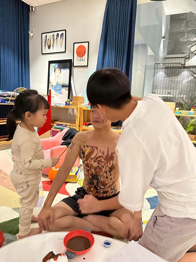 Biểu cảm tập trung của Suchin khiến mọi người bật cười Biểu cảm tập trung của Suchin khiến mọi người bật cười
