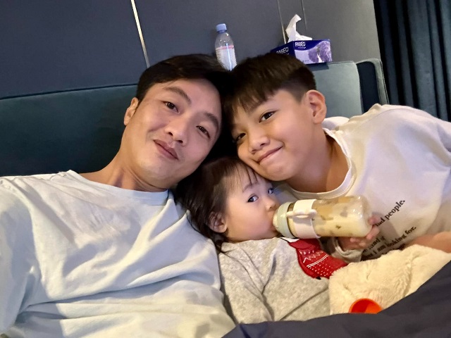 Cường đô la ra ngoài làm sếp lớn, về nhà thành trò tiêu khiển cho các con - Ảnh 4 Cường đô la ra ngoài làm sếp lớn, về nhà thành trò tiêu khiển cho các con - Ảnh 4
