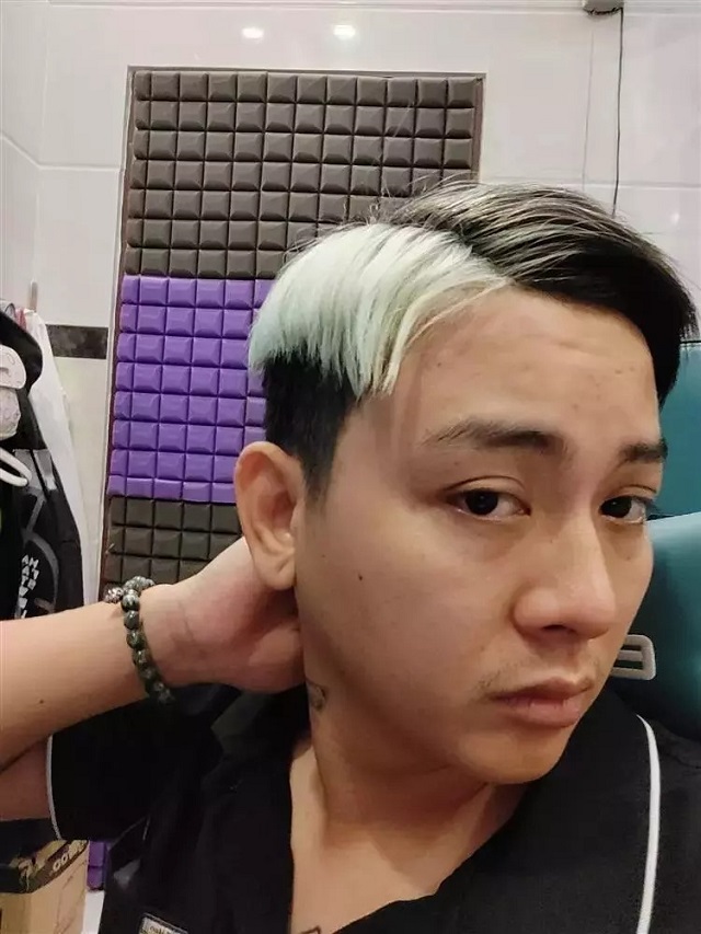 Kiểu tóc mới của Hoài Lâm khiến dân tình ngỡ ngàng Kiểu tóc mới của Hoài Lâm khiến dân tình ngỡ ngàng