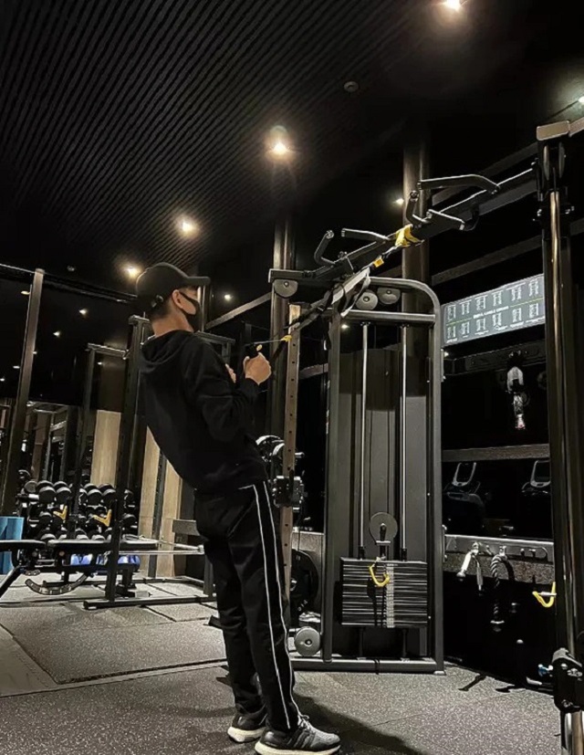 Anh đang tích cực lập luyện phục hồi chức năng Anh đang tích cực lập luyện phục hồi chức năng