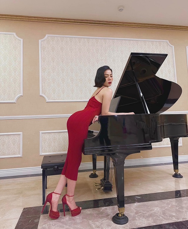 Lệ Quyên khoe vòng ba triệt để trong các bức ảnh