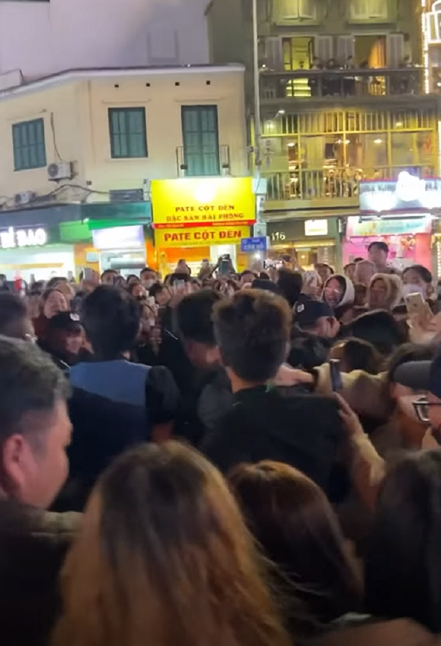 Nam ca sĩ bị đám đông vây kín