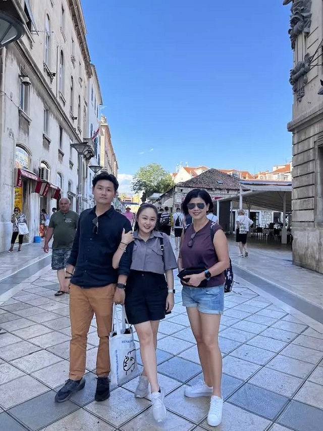 Vợ mới nhạc sĩ Quốc Trung giữ được mối quan hệ tốt đẹp với con riêng của chồng Vợ mới nhạc sĩ Quốc Trung giữ được mối quan hệ tốt đẹp với con riêng của chồng
