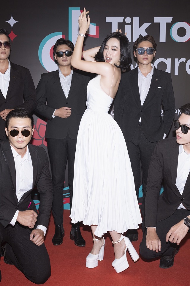 Angela Phương Trinh liên tục thay váy tại sự kiện sau khi tái xuất showbiz - Ảnh 3 Angela Phương Trinh liên tục thay váy tại sự kiện sau khi tái xuất showbiz - Ảnh 3
