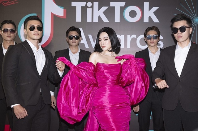 Angela Phương Trinh liên tục thay váy tại sự kiện sau khi tái xuất showbiz - Ảnh 1 Angela Phương Trinh liên tục thay váy tại sự kiện sau khi tái xuất showbiz - Ảnh 1