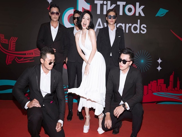 Angela Phương Trinh liên tục thay váy tại sự kiện sau khi tái xuất showbiz - Ảnh 2 Angela Phương Trinh liên tục thay váy tại sự kiện sau khi tái xuất showbiz - Ảnh 2