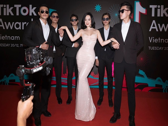 Angela Phương Trinh liên tục thay váy tại sự kiện sau khi tái xuất showbiz - Ảnh 4 Angela Phương Trinh liên tục thay váy tại sự kiện sau khi tái xuất showbiz - Ảnh 4